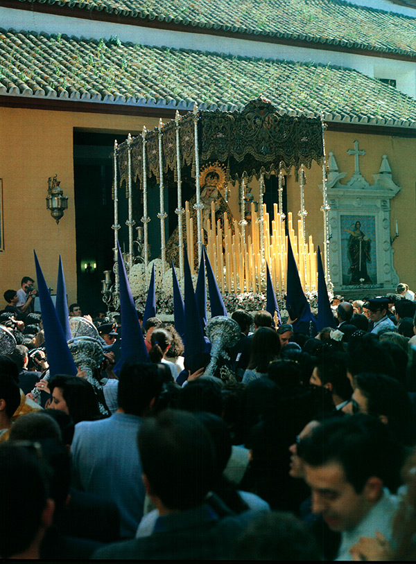 palio saliendo de la capilla