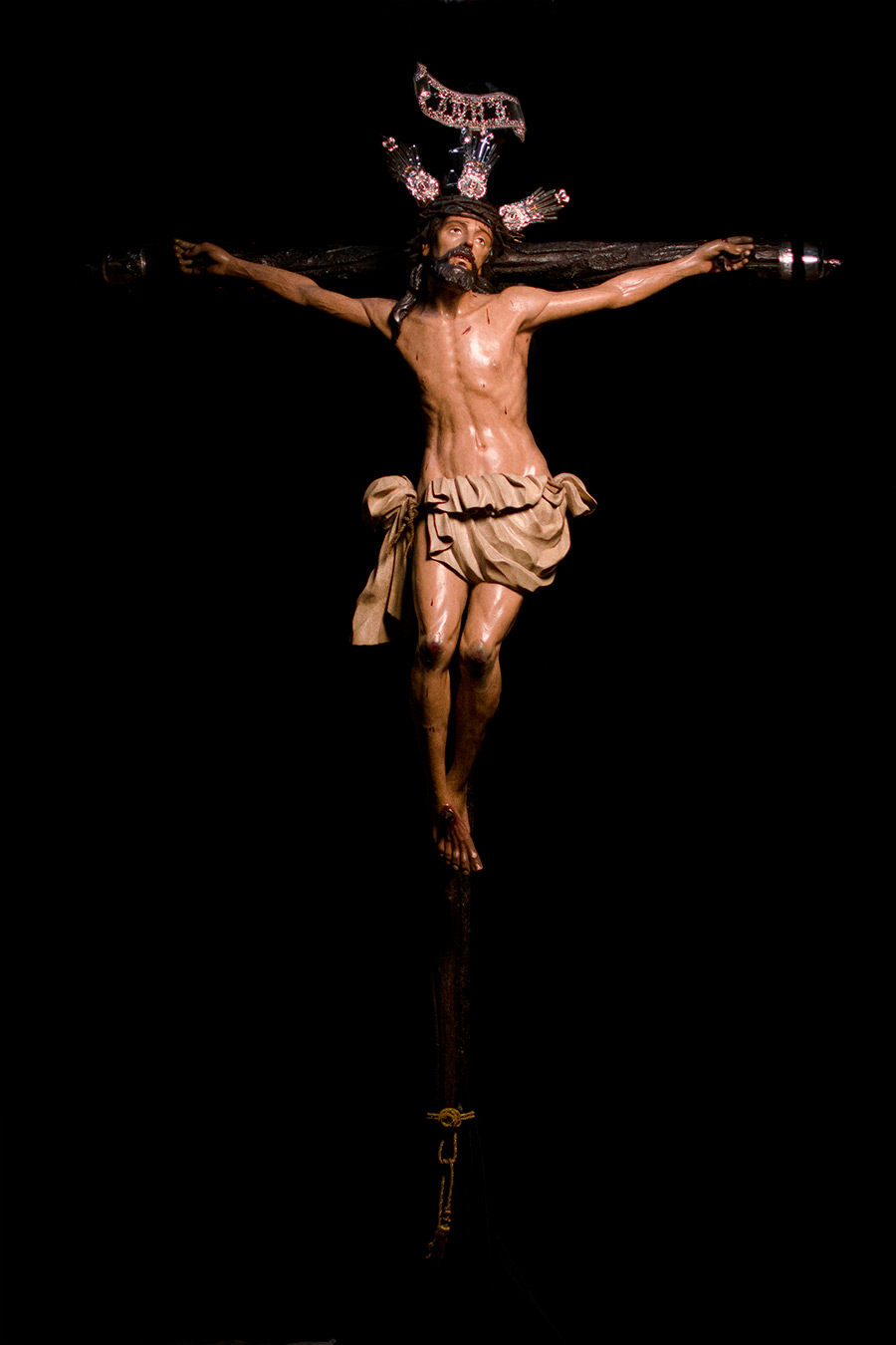 cristo de la exaltacion sobre fondo negro