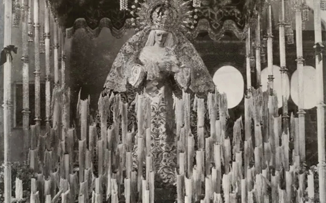 La Virgen en su paso de palio a mediados del siglo XX