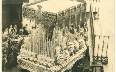 El palio de Nuestra Señora revirando en Gerona en la década de los 50