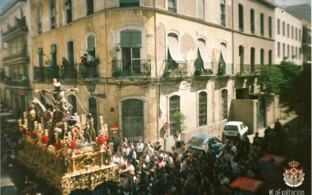 El Santísimo Cristo de la Exaltación por calle Gerona en 1992