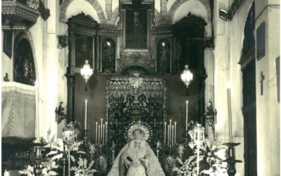 Besamanos a la Santísima Virgen en el altar mayor de Santa Catalina