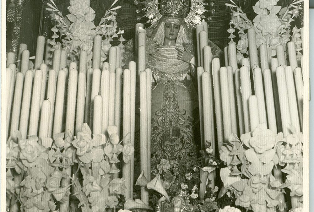 La Santísima Virgen entronizada en su paso de palio en la segunda mitad del siglo XX