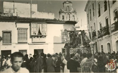 El paso de misterio del Santísimo Cristo de la Exaltación frente al palacio de las Dueñas en los años 50