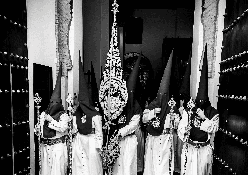 VENTA DE TÚNICAS DE NAZARENOS Y MONAGUILLOS NUEVAS 2026