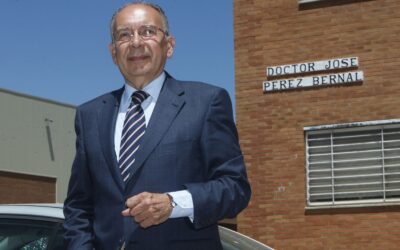 La Hermandad de la Exaltación concede al doctor José Pérez Bernal el I Premio Luisa Roldán “La Roldana”